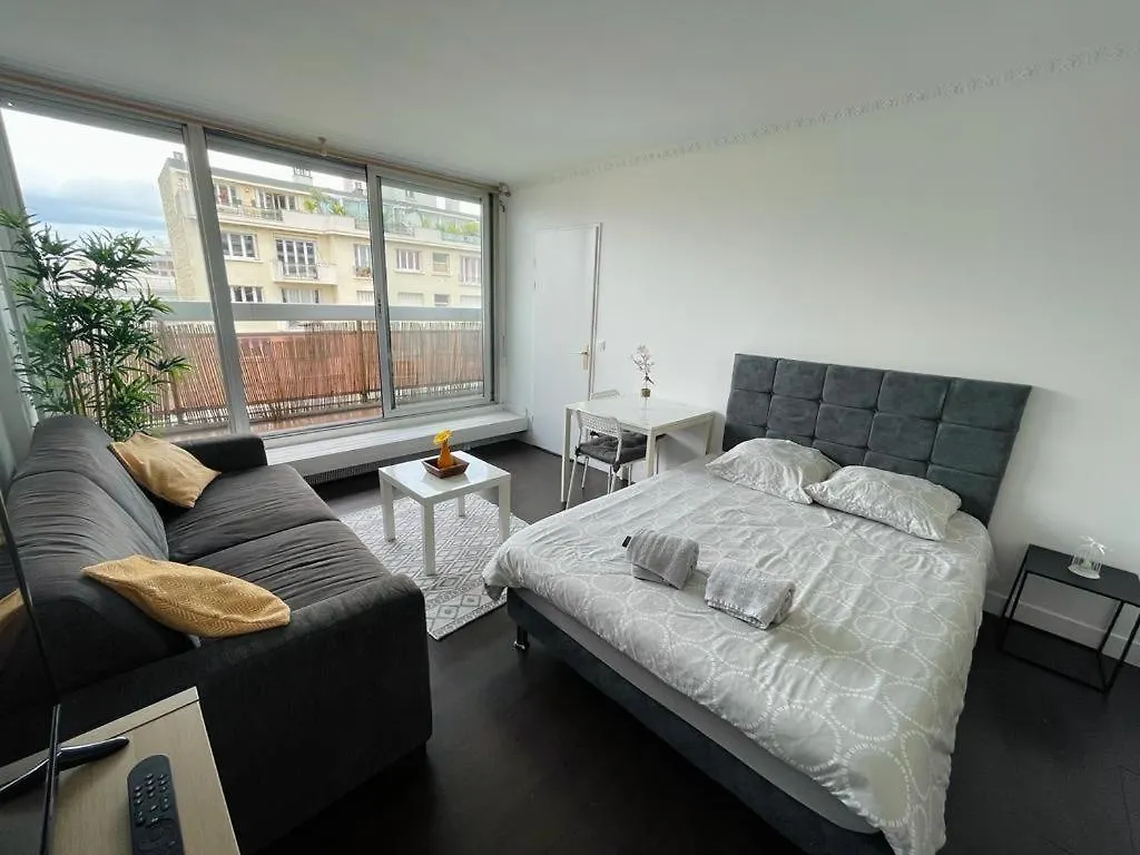 Apartament Tour Eiffel 135 Alesia *